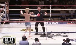 空を切ったパンチで自ら転倒→レフェリーストップ 異例の劇的KO 本人は不服も「脳がぐらんぐらん」「止めた方がいい」まさかの結末にも納得の声