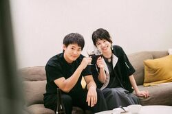 野村周平＆さとうほなみ、夫婦の乾杯＆手料理ショットに反響「お二人の距離感にワクワクドキドキ」