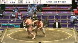 「自分から出ちゃった」不自然に土俵を割った力士に困惑「送り出す前に自ら出た」「どこか痛いのかな」心配の声も