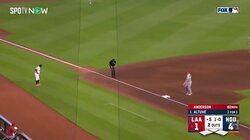 フェア？ ファウル？ ギリギリまで確認した塁審に打球が当たりそうで“ヒヤヒヤ”の珍事