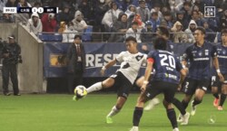 「何だこれ！」神戸FWの“スーパーボレー弾”に騒然「よく枠に蹴れるな」「月間ベストゴール候補」斜めからのボールを叩いた瞬間