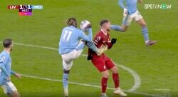 批判殺到！「死ぬだろ…」「100%PK」危険すぎる“殺人ハイキック”が炸裂した瞬間　VAR介入もノーファウル判定で大炎上中… 大熱戦の終盤に起きた物議を醸すプレー