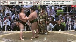 「見つめ合いにドキッ」「ふたりでペコ」立ち合い不成立の力士が腕を取り至近距離で目を合わせる姿に相撲ファン熱視線