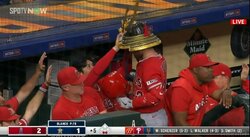 大谷翔平が兜係に変身！？仲間のホームランに満面笑顔で"はい、どうぞ！"「翔平に被せてもらったのか、いいね」「カブト係タニさん」