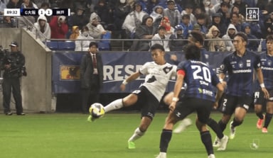 「何だこれ！」神戸FWの“スーパーボレー弾”に騒然「よく枠に蹴れるな」「月間ベストゴール候補」斜めからのボールを叩いた瞬間