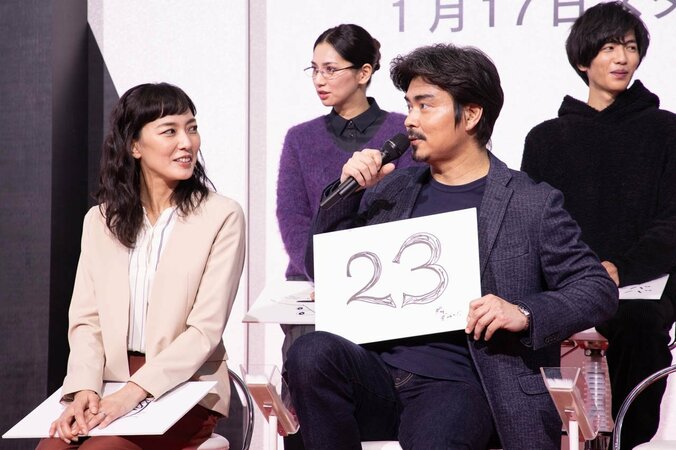 間宮祥太朗、会見で噛んだ志尊淳をなでなで「大丈夫か？怖くないよ」 6枚目