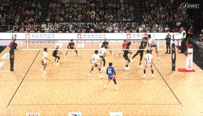男子バレー、リベロの顔が吹っ飛ぶ衝撃スパイク→決めた選手が直後に神対応も 2枚目