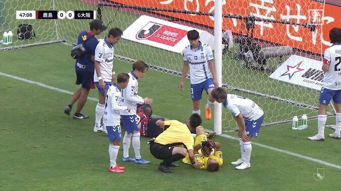 「吹っ飛んだぞ」鈴木優磨、空中戦で相手GKに顔面衝突「大丈夫か？」頭部強打もプレー続行で心配の声 5枚目