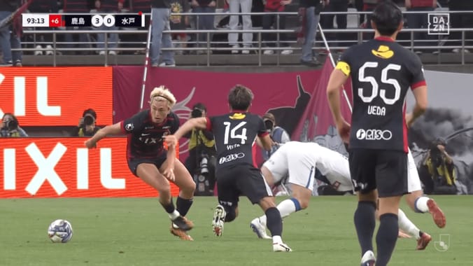 「吹っ飛ばした！」鈴木優磨の“激しくもフェアな”重戦車チャージに騒然！「容赦なし」「何でもできるな」戸田和幸も絶賛のボール奪取 4枚目