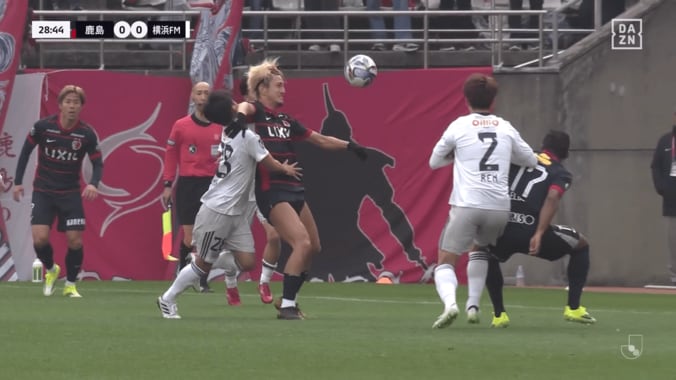 「レッドカードでは？」鈴木優磨が激昂！顔面直撃の“肘ブロック”が物議「どこがファウル？」判定めぐりファン真っ二つ 3枚目