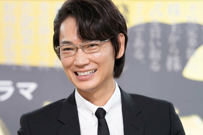 ドラマ「ハゲタカ」で最強の企業買収者を演じる綾野剛、コンビニでは“うどん買い占め？” 4枚目