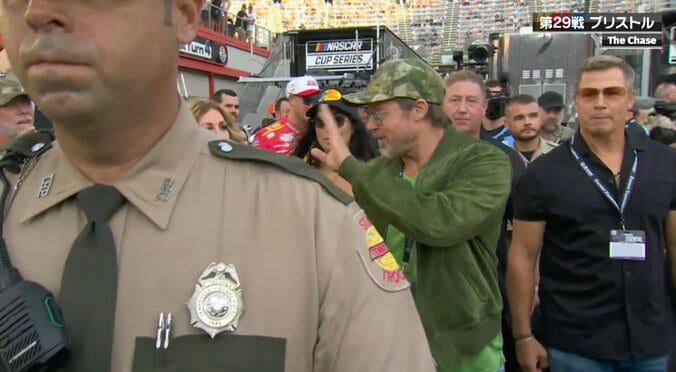 サーキットに降臨！ハリウッド超大物俳優が米レースで登場「被ってるみたいですね」特別なキャップで大役務める姿に放送席も注目 5枚目