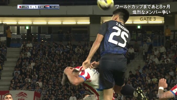「クリロナ並の衝撃」「異次元の跳躍力」22歳日本代表DF、高く跳びすぎて相手の頭に“真空飛膝蹴り”「何だあのジャンプ力と対空時間」 3枚目