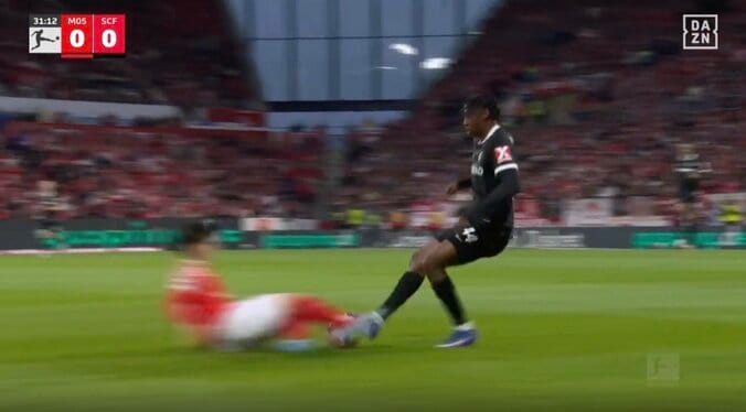 【写真・画像】「めっちゃカッコいい」川﨑颯太、目を疑う“衝撃の光景”「エグすぎん？」「上手すぎやろ」“左足アウトサイドトラップ”→攻撃を加速させるプレー　1枚目