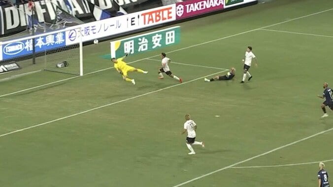 「もう人間離れしてる」元日本代表GK“神の右手”が話題「マジで一点物」至近距離からのダイレクトボレーを衝撃のワンハンドセーブ 5枚目