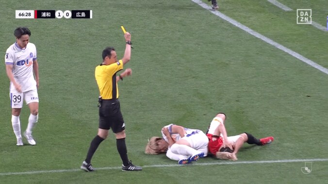 「一発レッドだろ！」後頭部に“回転キック”が直撃→スタジアム騒然「まじで荒い」「今のはねえだろ」「蹴りやがって！」浦和FWと広島MFがクラッシュした瞬間 3枚目