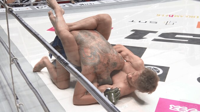 芦澤竜誠に関節技を仕掛ける梅野源治