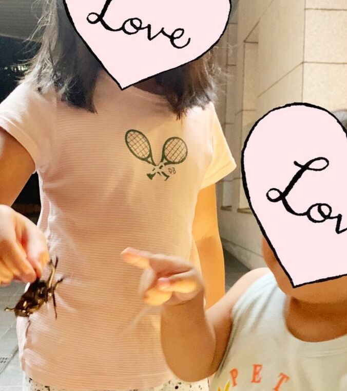 加護亜依、カブトムシを持った娘の写真を公開「苦手だったのに掴めるように」 1枚目