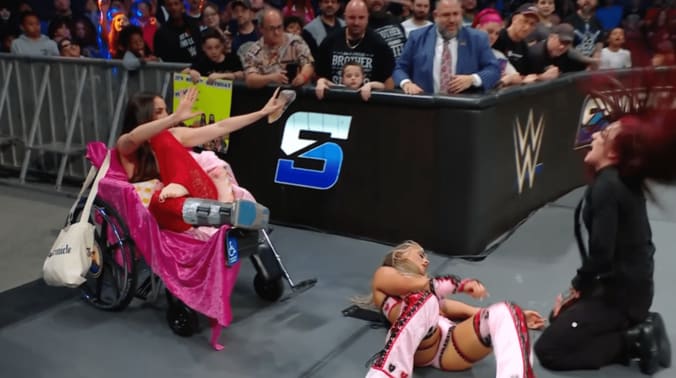 車椅子に座ってヤジを飛ばすチェルシー