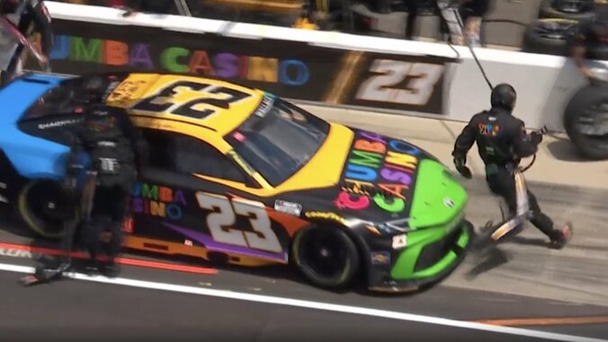 ナスカーで危機一髪…ピットから“急発進”→あわやチームスタッフを轢きかける「あぶねえ」「ギリギリ!」ファン&放送席も驚き 2枚目