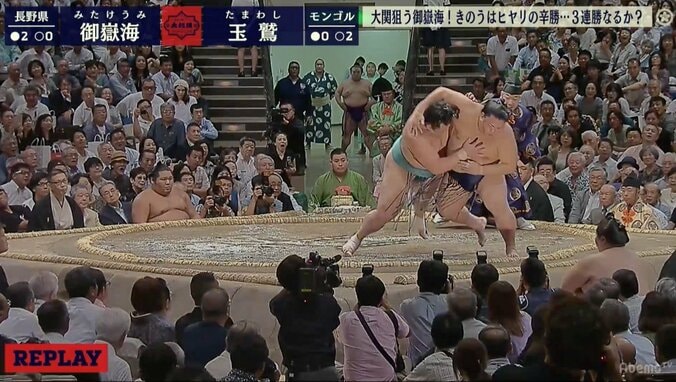 御嶽海ヒヤリ！　危機一髪の首投げ＆「薄氷」の取り直しで玉鷲を下し3連勝 1枚目