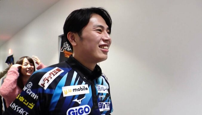 【写真・画像】まるで青春スポーツ漫画みたいだ！美女雀士がダッシュで駆け寄ってジャンピングハイタッチ 陽キャ雀士が勢いに苦笑「何かと思った」／麻雀・Mリーグ　2枚目