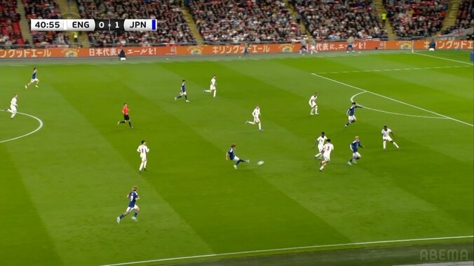 回収から持ち上がってスルーパス