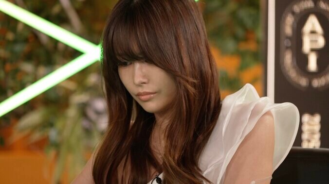 【映像】美女ポーカープロ、クールな表情で“氷の読み”