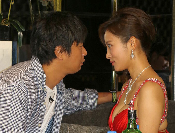 キャバ嬢役の夏菜、パンサー尾形の“キス顔攻撃”に困惑 1枚目