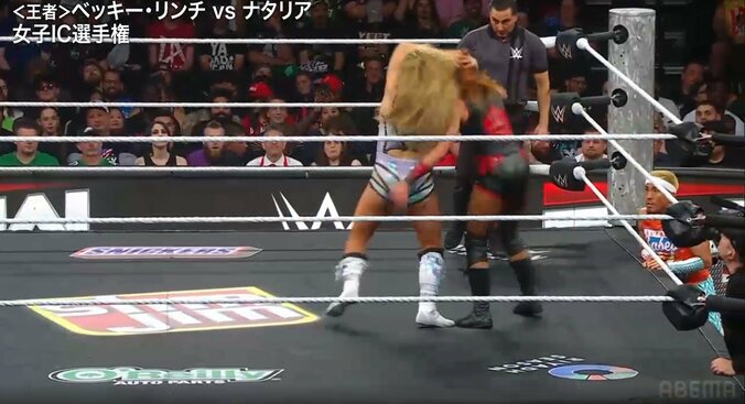 ナタリアの投げを受け大開脚で受け身を取るベッキー