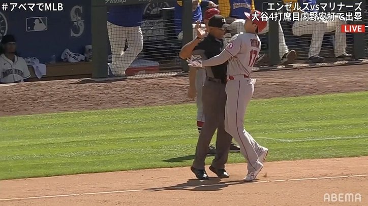 大谷翔平、突然の“ハグ”に現地中継も注目 ファンも「審判が羨ましい」「動きがかわいい」