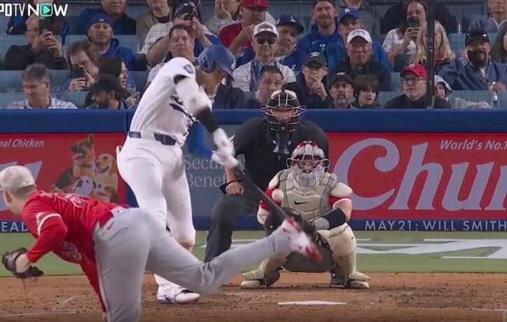 【写真・画像】「これでホームラン行っちゃうの？」大谷翔平、もうワケわからん！ 解説者ドン引き… 軽く打ったのに“反則の逆方向アーチ”　1枚目