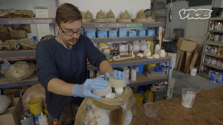 ポルノ女優・ジェシカ「Tinderより簡単」  リアルな男性人形を生み出す“ファンタジー工場”とは