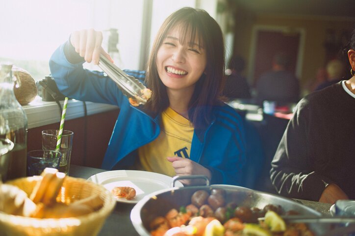 【写真・画像】長濱ねる、山盛り料理に大興奮＆幸せそうな表情の一枚 2nd写真集から先行カット第8弾　1枚目