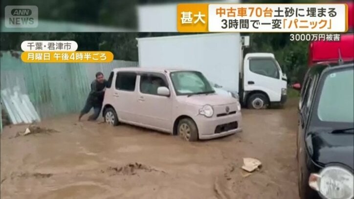 懸命に車を移動させる従業員