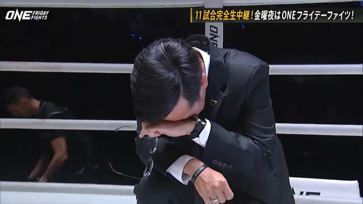 リング上で通訳が“号泣”の珍事！ 団体が粋なサプライズ 心温まる瞬間に祝福の声が殺到