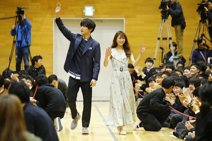 中川大志、始業式にサプライズ登場　学生に“頭ぽんぽん”のサービスも