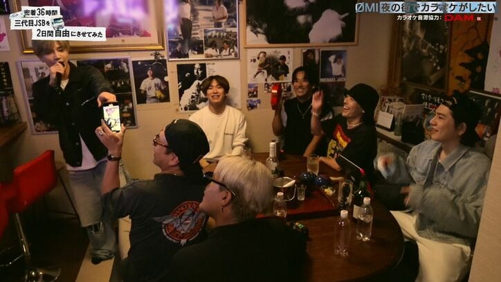 岩田剛典、地元のスナックで大熱唱！三代目メンバー全員で合いの手も！カラオケで大盛り上がり『R.Y.U.S.E.I.』も歌う