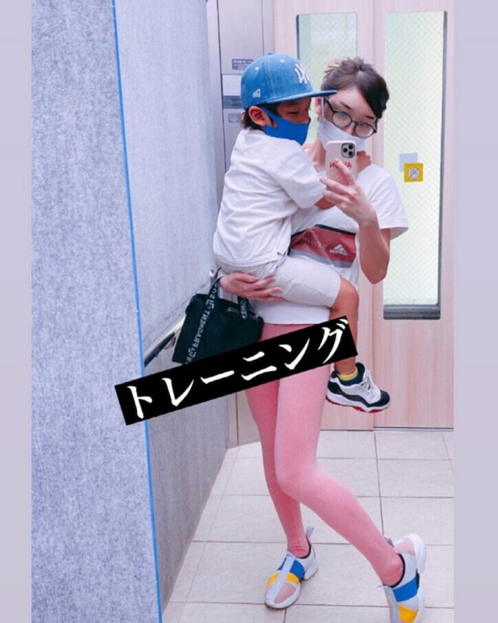 加護亜依、甘えん坊な息子との2ショットを公開「腕がもう筋肉痛でした」