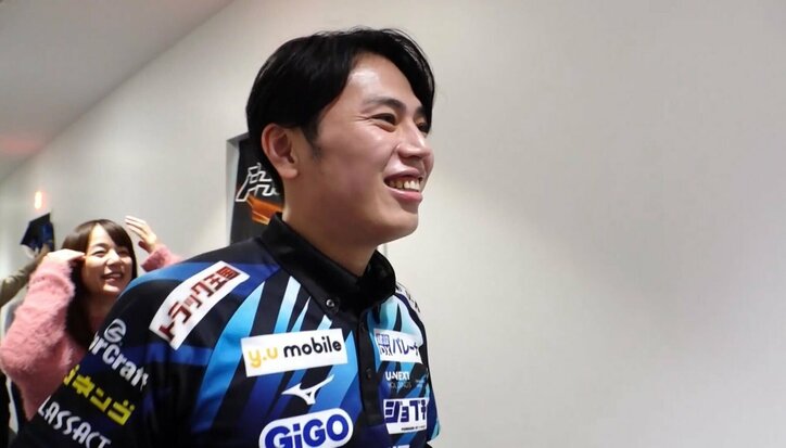 【写真・画像】まるで青春スポーツ漫画みたいだ！美女雀士がダッシュで駆け寄ってジャンピングハイタッチ 陽キャ雀士が勢いに苦笑「何かと思った」／麻雀・Mリーグ　2枚目