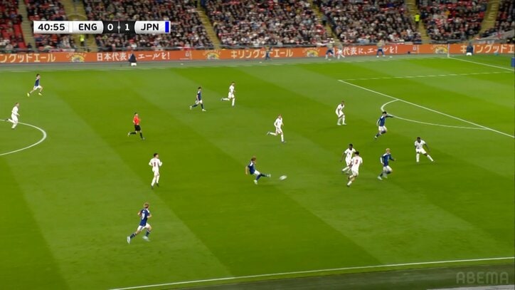 回収から持ち上がってスルーパス