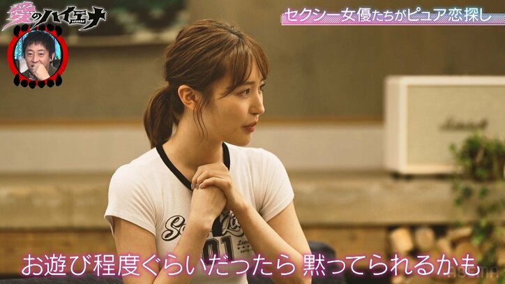 ギャル系26歳美女、超ミニ&お腹チラリな部屋着姿を披露! 「お遊び程度くらいだったら…」浮気について考え明かす