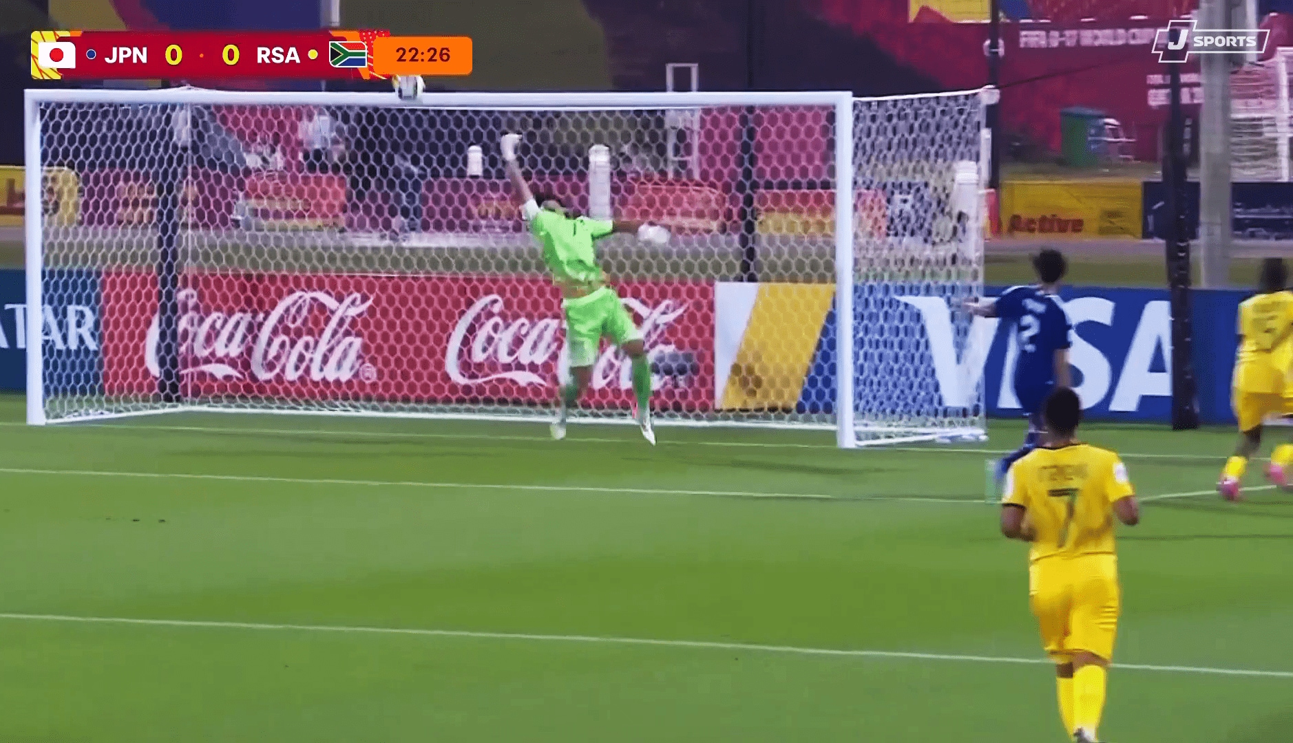 超反応でボールをかきだした村松秀司