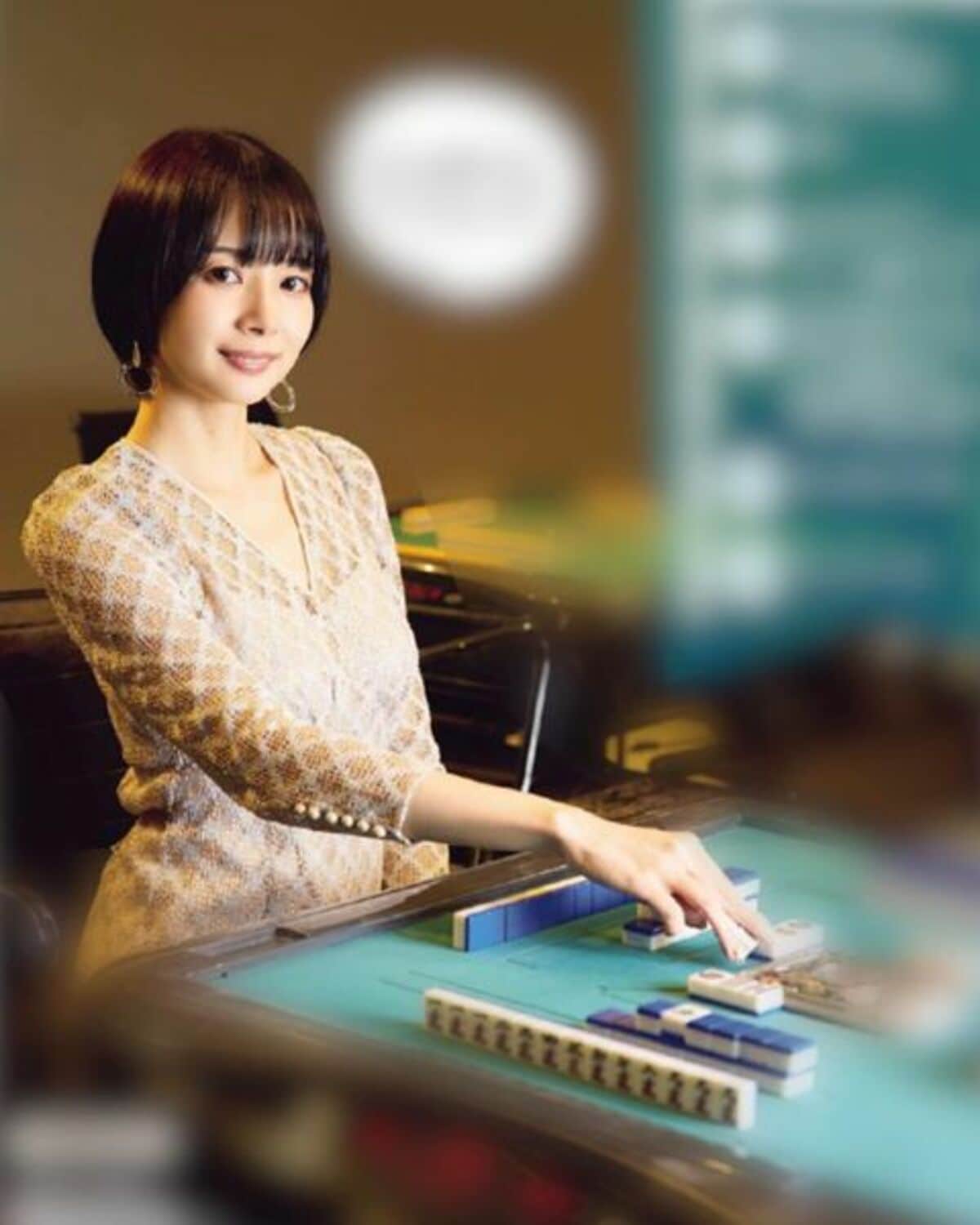 九蓮宝燈放銃の大ピンチ？モデル雀士・岡田紗佳、雑誌「美人百花」の 