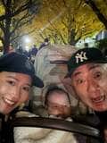  山本圭壱、娘を連れて外出した日の家族ショットを公開「ベビーカーでお散歩です」 