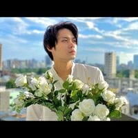 「2021年も美しい」磯村勇斗、白いバラの花束を抱えたイケメンショットにファン悶絶