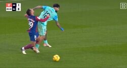 批判殺到！あれぐらいで倒れるんじゃねえよ　殴って逆ギレ！ドリブル突破を阻止した瞬間　倒れた相手に暴言を吐くまさかの態度にスタジアム騒然