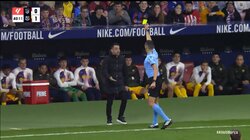 バルサのベンチで選手が大爆笑！試合中、主審が突然キレて猛ダッシュ！チャビ監督の執拗抗議に“問答無用”のイエローカードを提示した瞬間