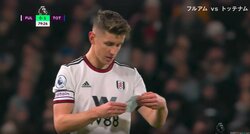 「作戦がバレちゃうじゃん」秘密のメモがカメラに抜かれ大写し　選手がピッチ内に落としたカンニングペーパーの中身は...「Jリーグではみたことない」