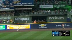 え、もう入ったの！？ 大谷翔平の特大アーチが“頭上通過”する衝撃の瞬間　外野手のリアクションがヤバすぎる